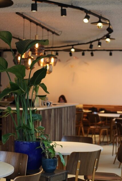Een restaurant met veel hout en planten