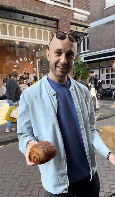 Iemand houdt een croissant vast 