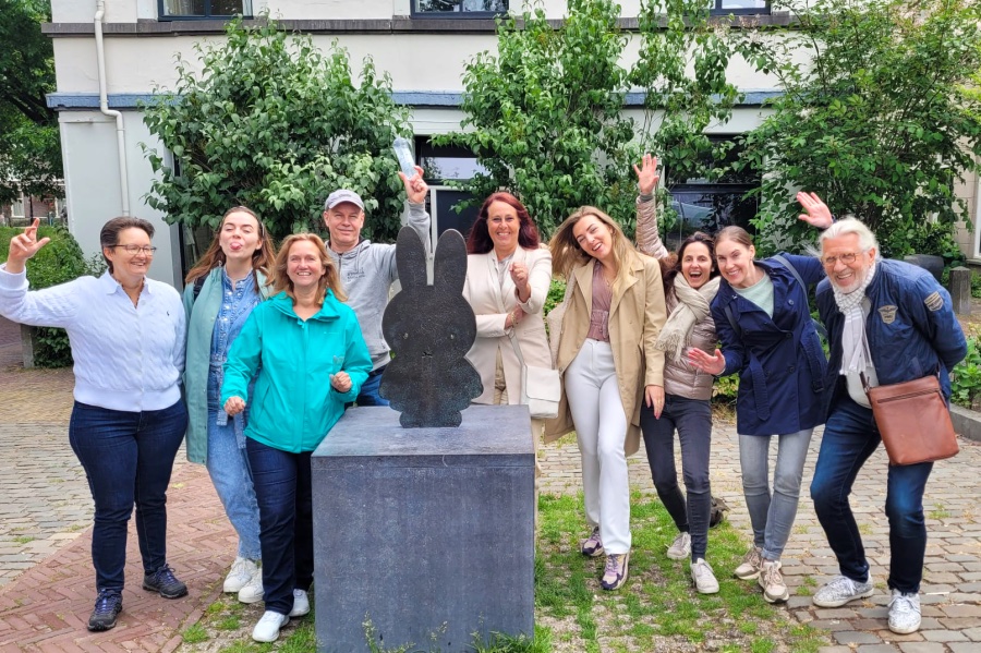 Teamuitje in Utrecht met een kleine groep die poseert bij een standbeeld van Nijntje.